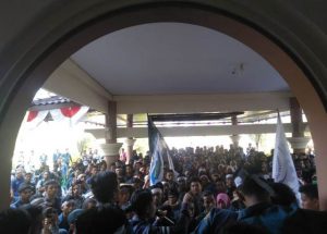 Soroti Kebijakan Kampus, Mahasiswa Kepung Rektorat Unram