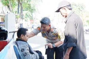 Mulia, Kapolres Mataram Tolong Korban Kecelakaan Tunggal