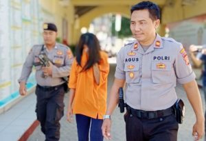 Aksi Mama Muda Nyolong HP di Toko Terekam CCTV