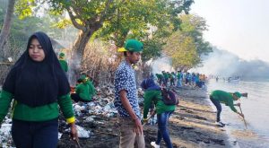 Tumpukan Sampah Rusak Eksotis Pantai Ule
