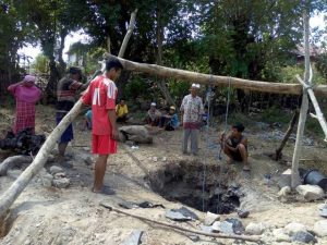Dua Dusun Krisis Air, Program Pamsimas Sia-sia, Warga Kananta Gali Sumur Sendiri