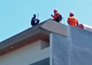 Sakit Hati Ditinggal Nikah, Pria di Lombok Coba Bunuh Diri Lompat dari Atap Rumah