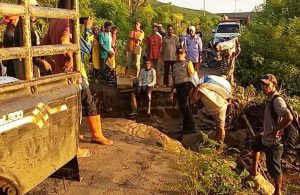 Jalan Provinsi di Dompu Putus, Polsek Kilo dan Warga Buat Jalur Darurat