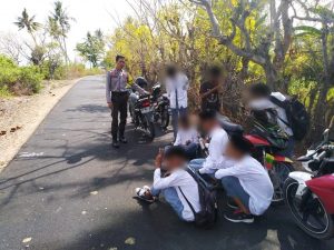 Bhabinkamtibmas Gagalkan Aksi Balapan Liar Pelajar di Malaju