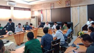 Tuntut Perubahan Nama Bandara, Massa Tuding Pimpinan DPRD NTB Tak Hargai SK Menhub