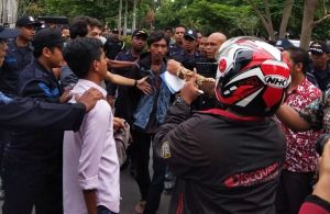 Mahasiswa Unram Demo Protes Bidikmisi dan Masuknya Indomart di Kampus