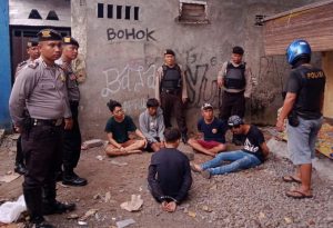 Sempat Kejar-Kejaran, Polisi “Garuk” 12 Pengguna Narkoba di Karang Bagu