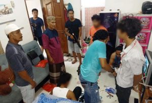 Panik Digerebek Polisi Saat Nyabu, Tiga Sekawan Sembunyi di Toilet, Barang Bukti Dibuang ke Kloset