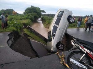Jembatan Dekat Sirkuit MotoGP Mandalika Putus, Satu Mobil dan Motor Terperosok
