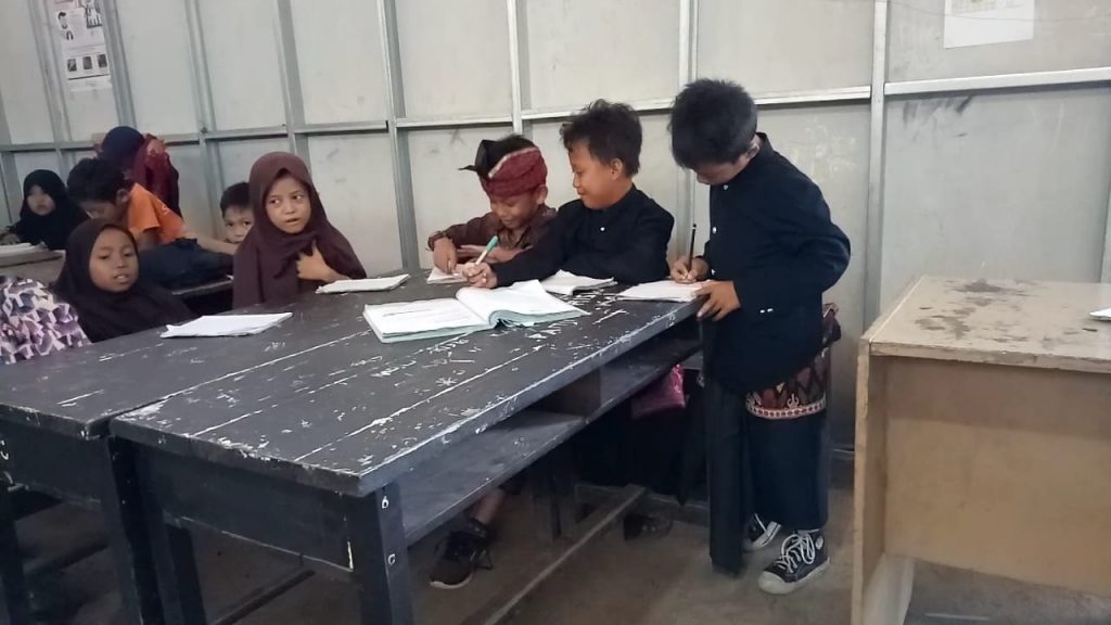 Kekurangan Bangku dan Kursi, Siswa SDN di Lombok Utara Belajar Sambil Berdiri