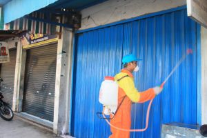 Putus Rantai Penyebaran Corona, Pemprov NTB Semprot Desinfektan di Pasar