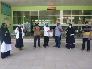 Peduli Petugas Medis, IMAN Bagikan Hand Sanitizer di Tiga Puskesmas