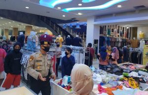 Cuekin Covid-19, Warga Ramai Berburu Baju Lebaran di Mataram