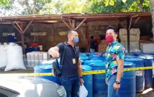 Polisi Gerebek Pabrik Aki dan Terigu Diduga Ilegal di Lombok