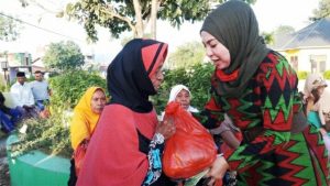 Anggota DPRD Cantik di Bima Bagikan Sembako untuk Warga Miskin