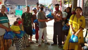 Pemuda Lingkungan Sarae Bagikan Sembako untuk Warga Terdampak Covid-19