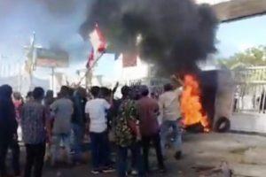Demo Bupati Bima, lalu blokir jalan, mahasiswa ribut dengan aparat