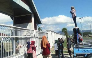 Gender Oposisi lempari telur busuk ke kantor Bupati Bima
