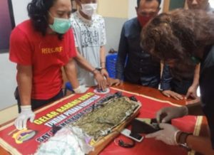 Seorang pemuda asal Waworada Bima ditangkap polisi saat ambil paket ganja 1 Kg