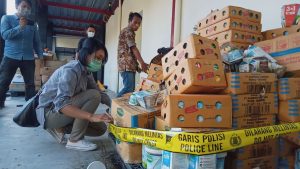 Polresta Mataram gerebek gudang distributor makanan dan minuman di Lingsar