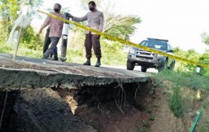 Jembatan penghubung Sukadamai dan Sekokat Sumbawa amblas