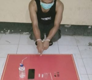 Lagi asyik nyabu di kos, seorang pria di Dompu kaget digerebek polisi