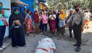 Polda NTB bagi sembako untuk warga yang belum tersentuh bantuan covid-19