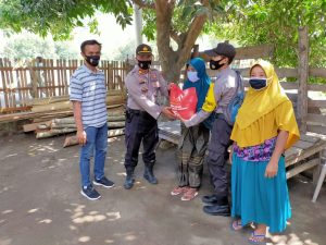 Polres Dompu bagikan sembako kepada warga terdampak covid-19