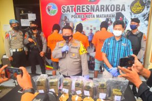 Nyamar jadi pembeli, polisi bekuk kurir ganja 6 kg jaringan Lapas Mataram
