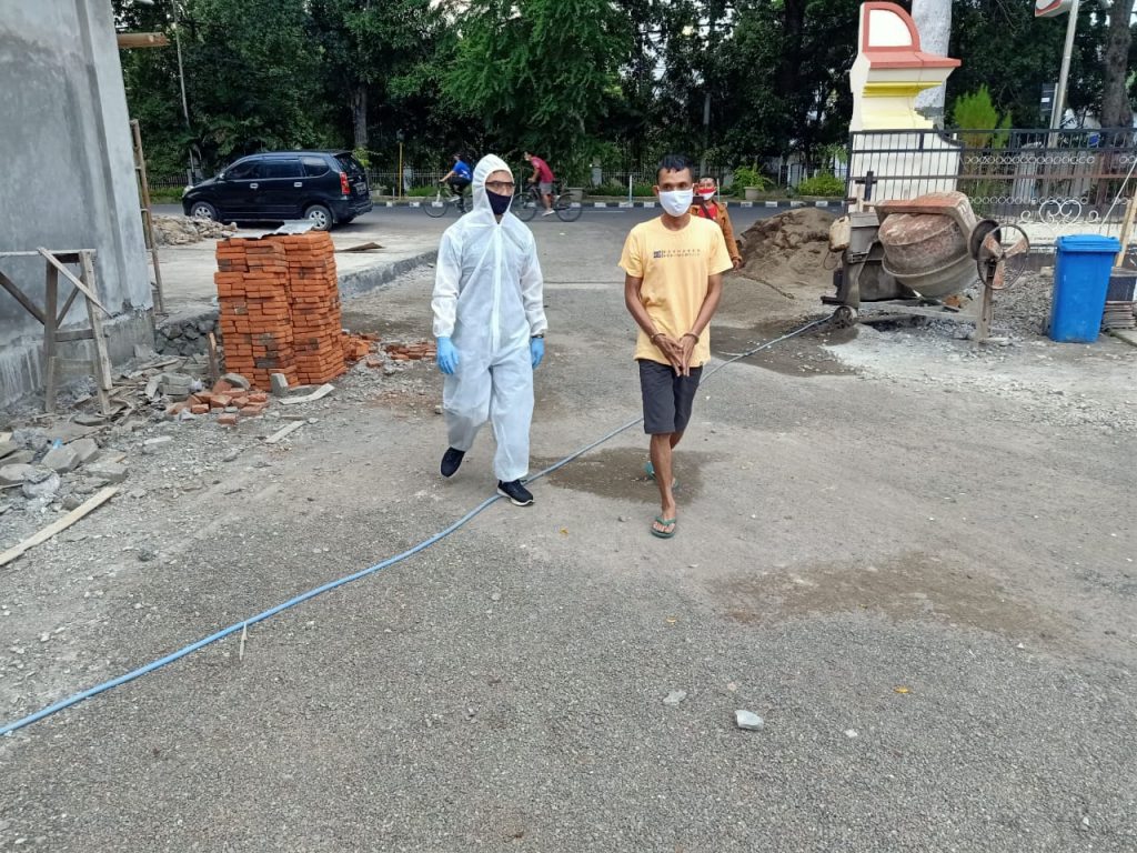 Polisi pakai APD saat tangkap pengedar sabu yang positif covid-19 di NTB