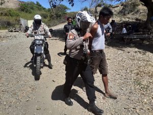 Palak sejoli yang asyik pacaran, preman kampung diangkut polisi