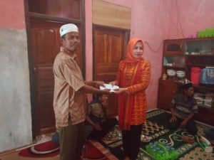 Evi Apita Maya Serahkan Bantuan Semen untuk Pembangunan Masjid Doridungga