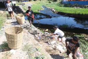 Pemda KLU dan Warga Normalisasi Sungai Sokong