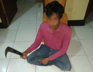 Kesal ditegur saat mabuk, adik tega bacok kakaknya sampai kritis
