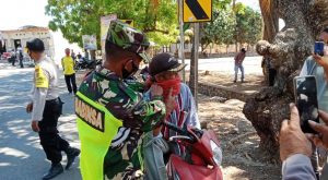 Takut kena sanksi, pengedara motor di Bima pakai kantong plastik sebagai masker