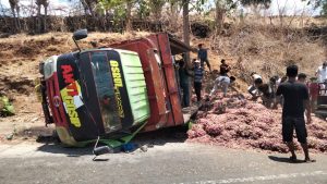 Truk Bawang Terbalik di Soromandi Bima, Satu Tewas