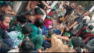 Temui Ribuan Massa Aksi Tolak Omnibus Law, Ketua DPRD NTB Akan Lanjutkan Perjuangan Mahasiswa Hingga ke Pusat