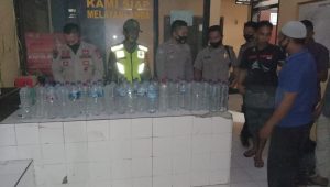 Razia, Aparat Gabungan Amankan Dua Pedagang Miras dan 44 Botol Arak di Bima