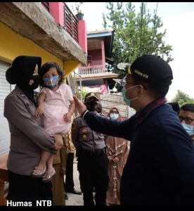 Asuh Anak Saat Tugas Lapangan, Polwan Ini Dapat Penghargaan dari Gubernur NTB