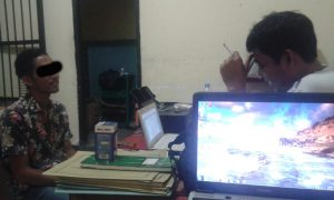 Curi sepeda mantan polisi, maling di Lombok gak sadar aksinya terekam CCTV tetangga korban