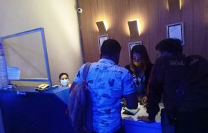 Polisi razia kafe Senggigi, puluhan botol miras berkelas tanpa izin disita