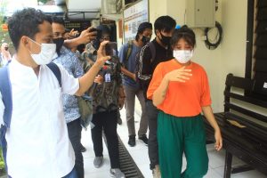 Gara-gara arisan online, wanita cantik asal NTB jambak dan cakar emak-emak