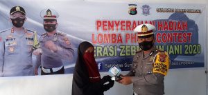 Kasat Lantas Polres Sumbawa Serahkan Hadiah Photo Contest