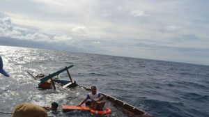 Perahu terbalik dihantam ombak di Perairan Selat Lombok, empat nelayan terombang-ambing 9 jam di laut