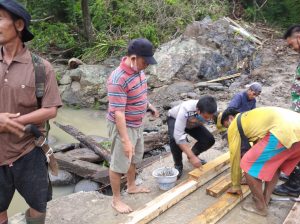 Jembatan penghubung Orong Telu dan Lenangguar Sumbawa rusak diterjang banjir