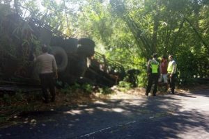 Diduga rem blong, truk bermuatan batu apung terbalik di Pusuk Lombok Utara