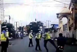 Tendangan terbang anggota Polres Lobar gagalkan pencurian motor, malingnya jatuh tersungkur