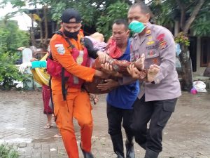 Brimob Sumbawa Sigap Evakuasi Korban Banjir Di Sumbawa