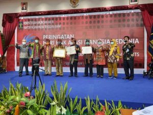 Relokasi Warga Bantaran Sungai tanpa Kekerasan, Wali Kota Bima Dapat Penghargaan dari Kemenkumham RI