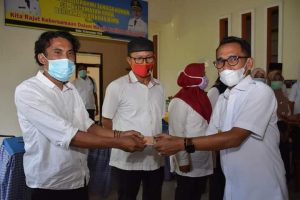 Wali Kota Serahkan Honorarium Secara Simbolis Kepada Tenaga Honorer di Kecamatan Raba